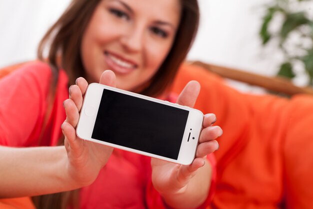 Hermosa mujer sosteniendo smartphone