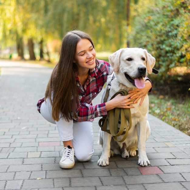 Hermosa mujer sosteniendo a su perro