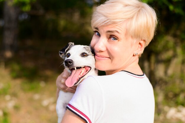 Hermosa mujer sosteniendo a su perro