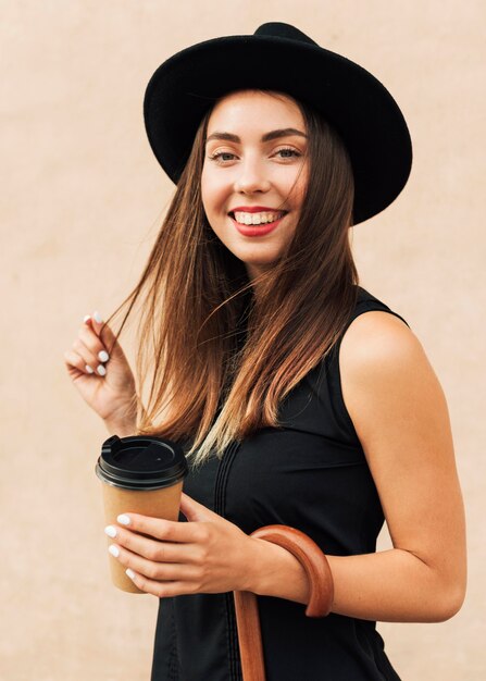 Hermosa mujer sosteniendo una taza de café