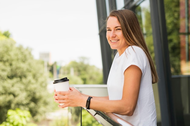 Hermosa mujer sosteniendo la taza de café