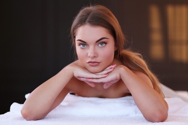 Hermosa mujer en spa