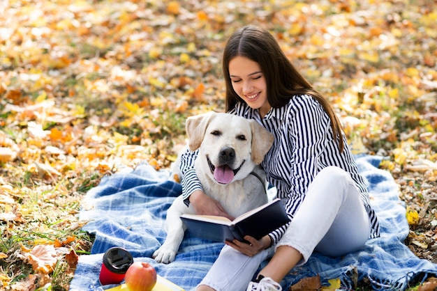 Foto gratuita hermosa mujer con su perro en el parque