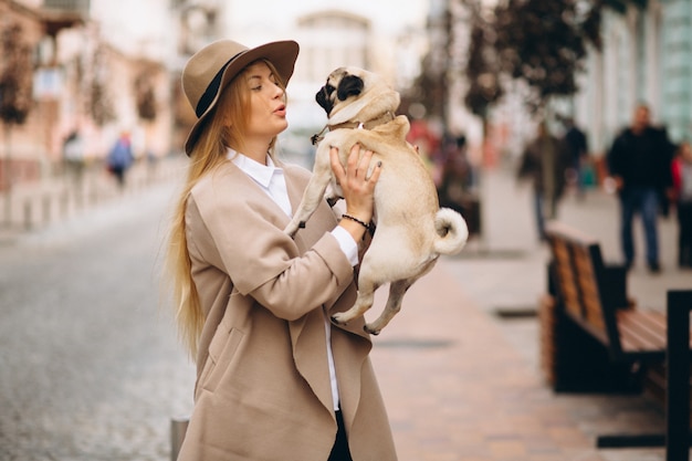 Hermosa mujer con su perro