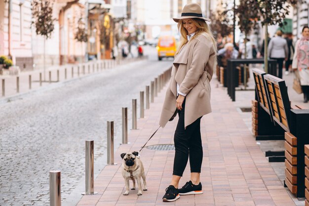 Hermosa mujer con su perro