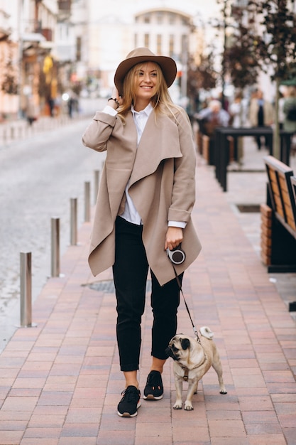 Hermosa mujer con su perro