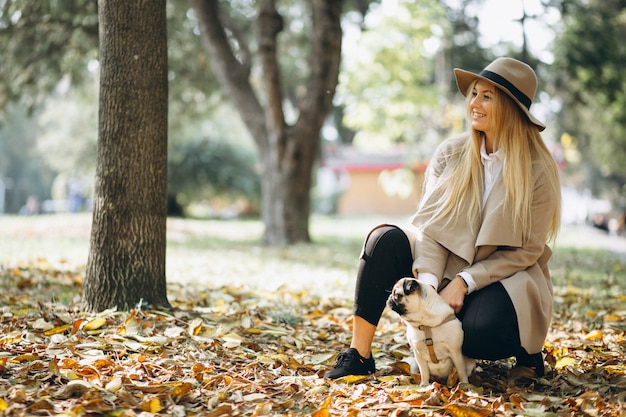 Hermosa mujer con su perro