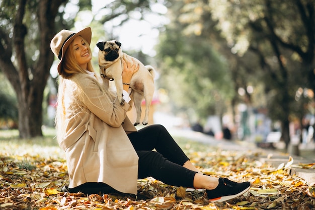 Hermosa mujer con su perro