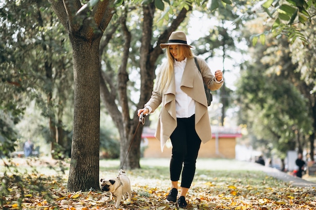 Foto gratuita hermosa mujer con su perro