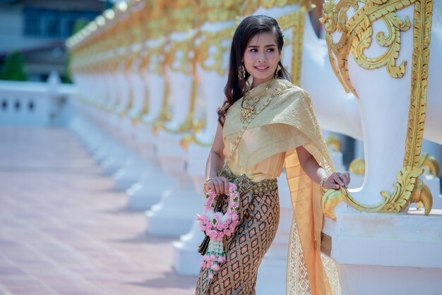 Hermosa mujer tailandesa en traje tradicional en el templo de Phra That Choeng Chum Tailandia