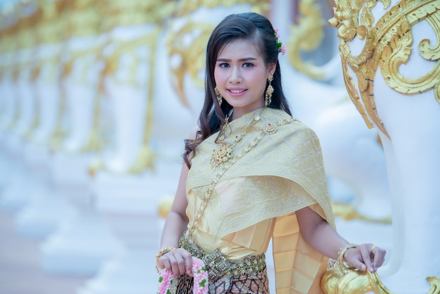 Hermosa mujer tailandesa en traje tradicional en el templo de Phra That Choeng Chum Tailandia