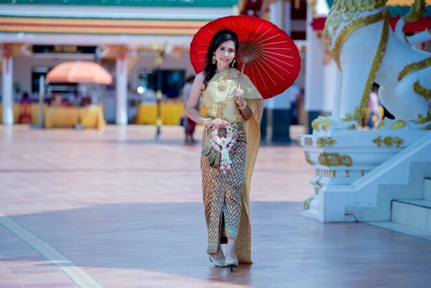 Hermosa mujer tailandesa en traje tradicional en el templo de Phra That Choeng Chum Tailandia