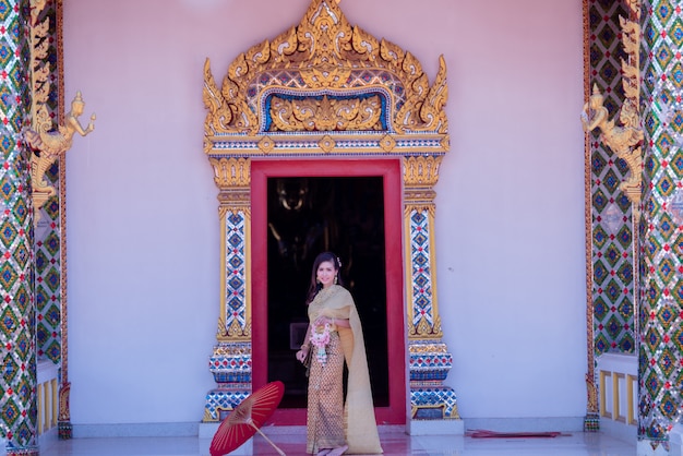 Hermosa mujer tailandesa en traje tradicional en el templo de Tailandia