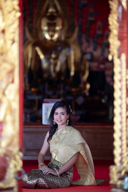 Hermosa mujer tailandesa en traje tradicional en el templo de Tailandia