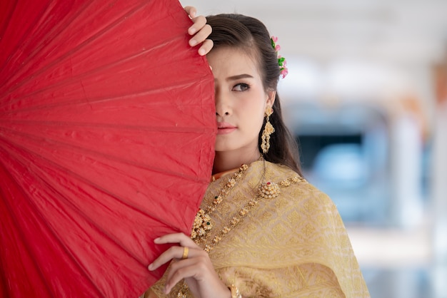 Foto gratuita hermosa mujer tailandesa en traje tradicional en el templo de tailandia