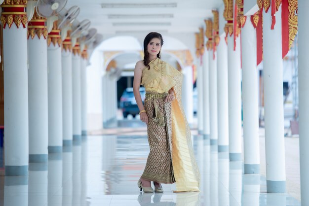 Hermosa mujer tailandesa en traje tradicional en el templo de Tailandia