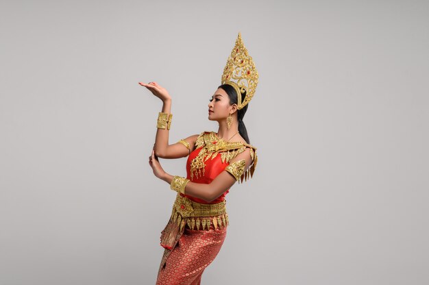 Hermosa mujer tailandesa con vestido tailandés y danza tailandesa