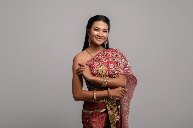 Hermosa mujer tailandesa con un vestido tailandés y una sonrisa feliz.