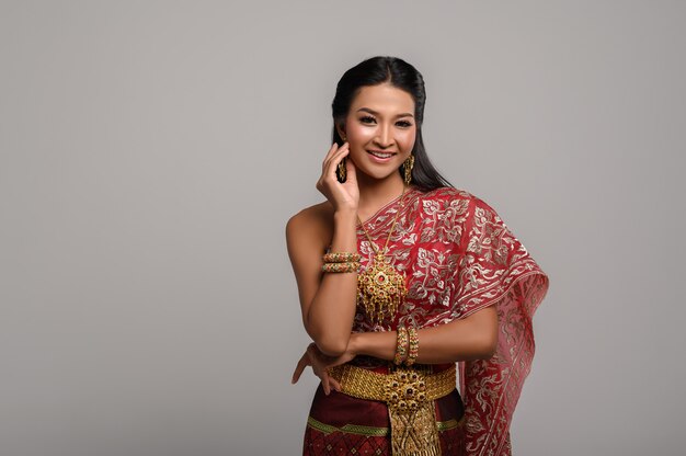 Hermosa mujer tailandesa con un vestido tailandés y una sonrisa feliz.