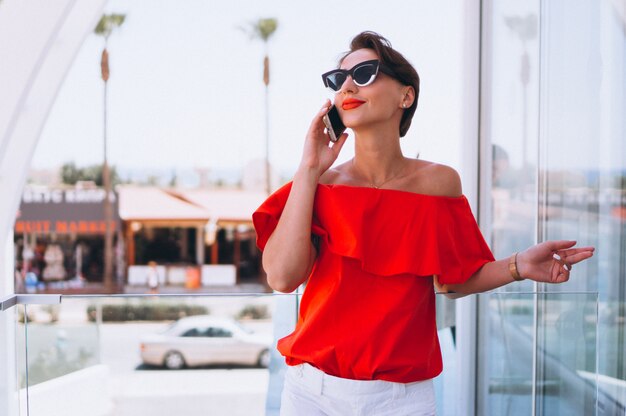 Hermosa mujer con teléfono en vacaciones