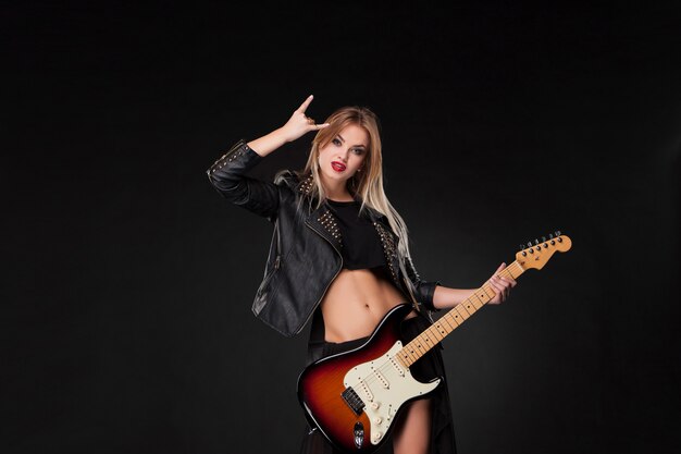 Hermosa mujer tocando la guitarra