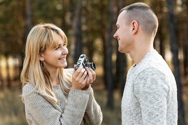 Hermosa mujer tomando una foto de un hombre