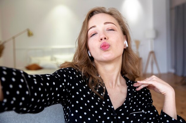 Hermosa mujer tomando un selfie