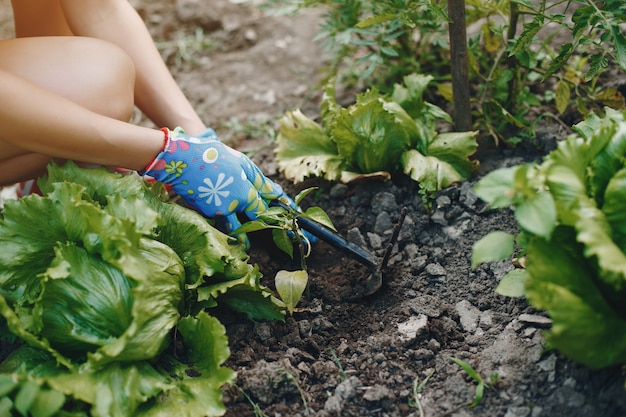 Hermosa mujer trabaja en un jardín