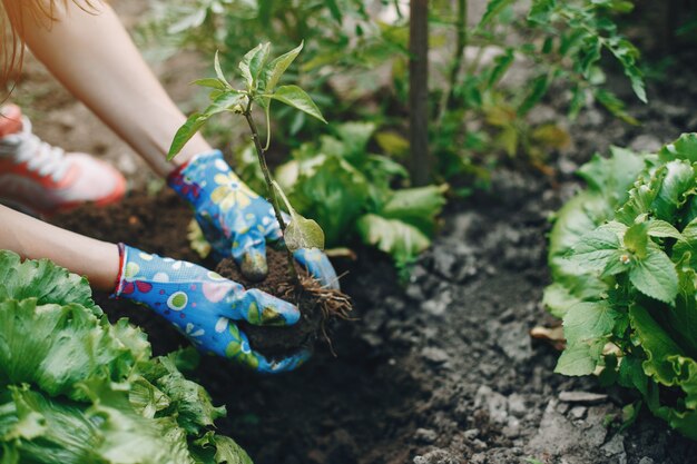 Hermosa mujer trabaja en un jardín