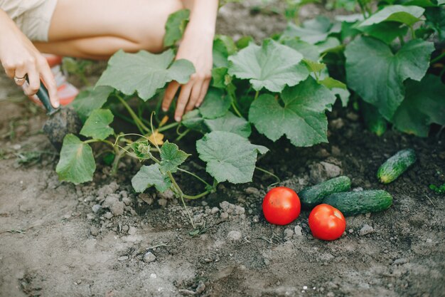 Hermosa mujer trabaja en un jardín