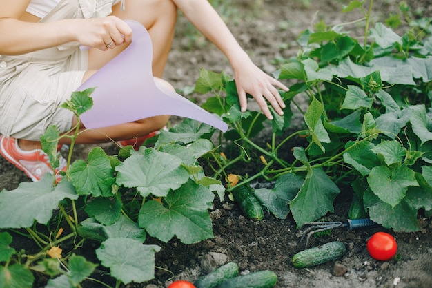 Hermosa mujer trabaja en un jardín