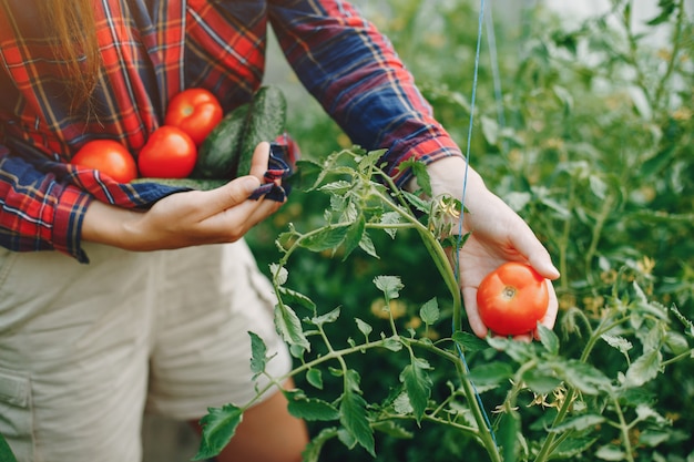 Hermosa mujer trabaja en un jardín