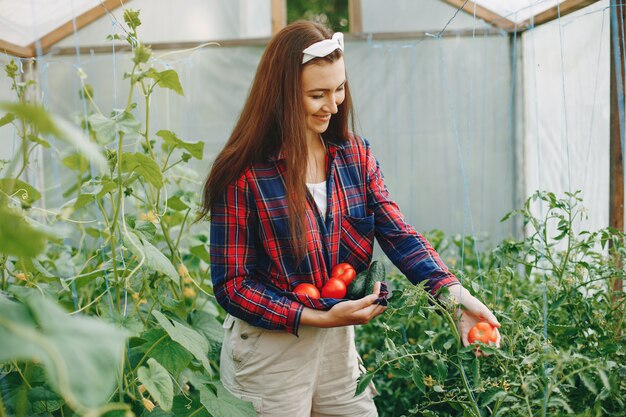 Hermosa mujer trabaja en un jardín