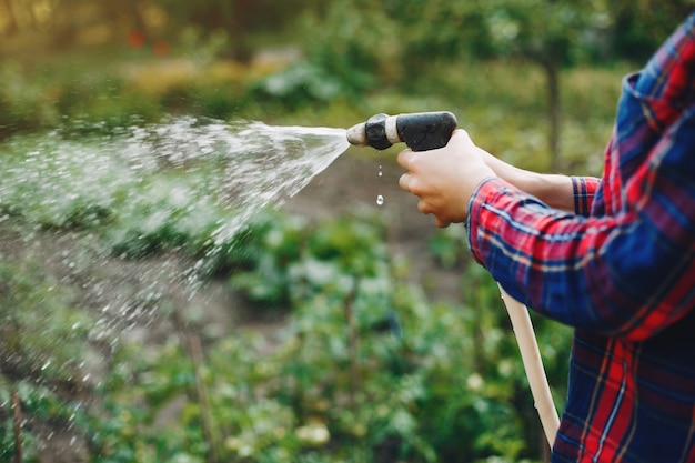 Hermosa mujer trabaja en un jardín