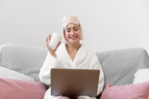 Hermosa mujer trabajando después de despertarse de su sueño