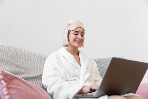 Foto gratuita hermosa mujer trabajando después de despertarse de su sueño