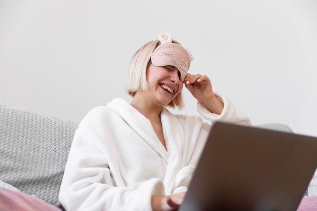 Foto gratuita hermosa mujer trabajando después de despertarse de su sueño