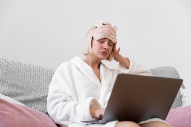 Hermosa mujer trabajando después de despertarse de su sueño