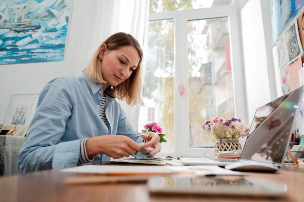 Foto gratuita hermosa mujer trabajando en estudio de arte