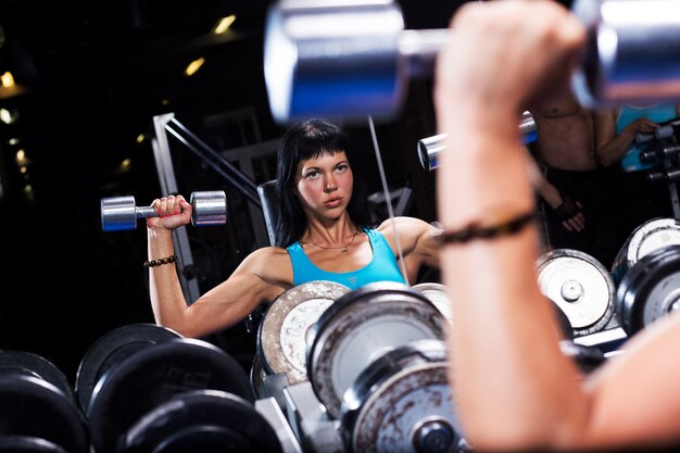 Foto gratuita hermosa mujer trabajando en un gimnasio