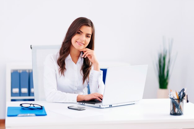 Hermosa mujer trabajando en oficina