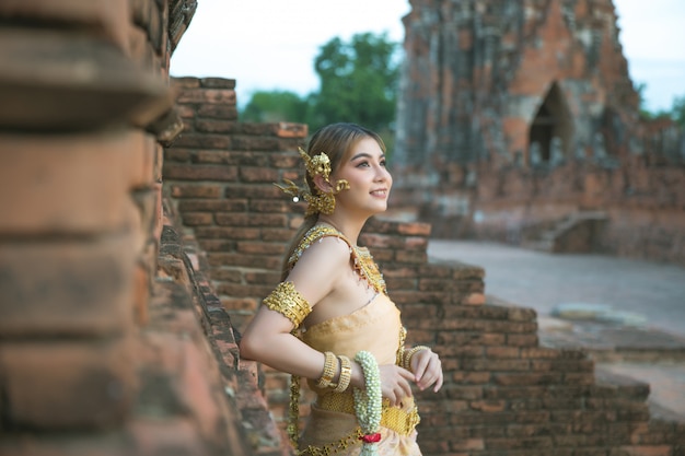 Hermosa mujer en traje tradicional tailandés antiguo, retrato en el antiguo templo de Ayutthaya