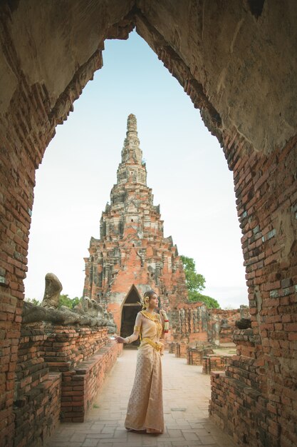 Hermosa mujer en traje tradicional tailandés antiguo, retrato en el antiguo templo de Ayutthaya