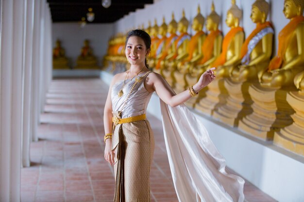 Hermosa mujer en traje tradicional tailandés antiguo, retrato en el antiguo templo de Ayutthaya