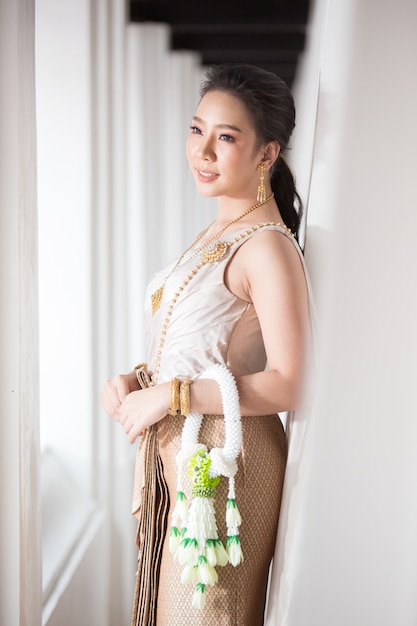 Hermosa mujer en traje tradicional tailandés antiguo, retrato en el antiguo templo de Ayutthaya