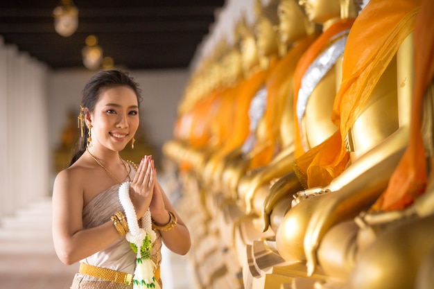 Hermosa mujer en traje tradicional tailandés antiguo, retrato en el antiguo templo de Ayutthaya