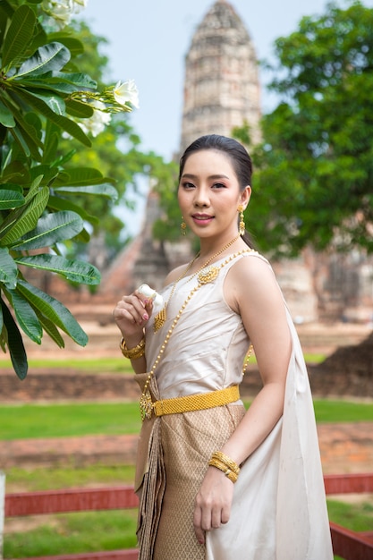 Foto gratuita hermosa mujer en traje tradicional tailandés antiguo, retrato en el antiguo templo de ayutthaya