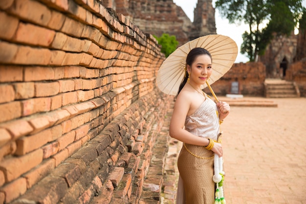 Hermosa mujer en traje tradicional tailandés antiguo, retrato en el antiguo templo de Ayutthaya