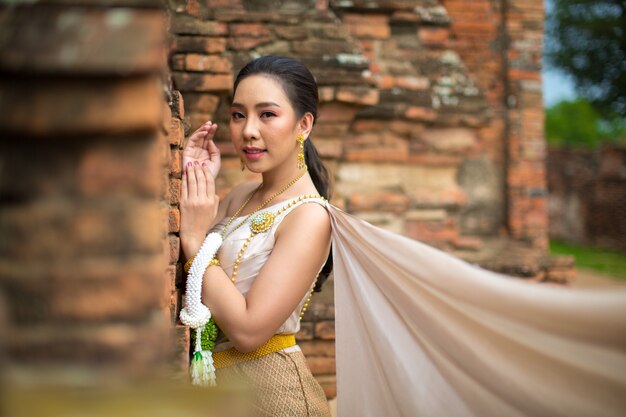 Hermosa mujer en traje tradicional tailandés antiguo, retrato en el antiguo templo de Ayutthaya