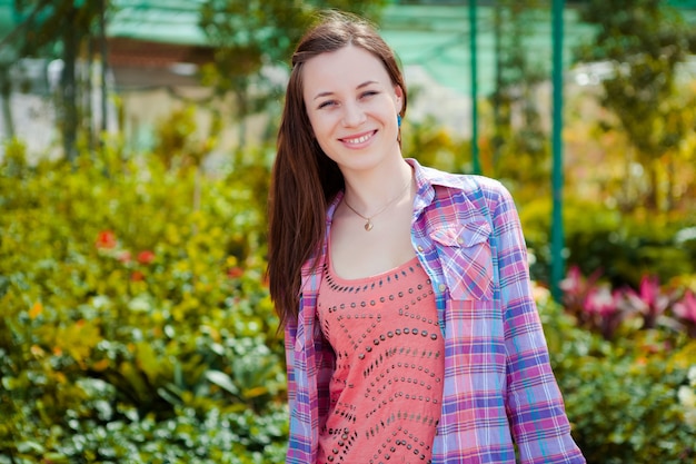 Hermosa mujer tumbada en un jardín